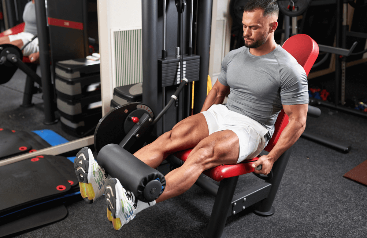 Entrenamiento de máquina para cuádriceps y femorales: fortalece tus piernas de manera efectiva